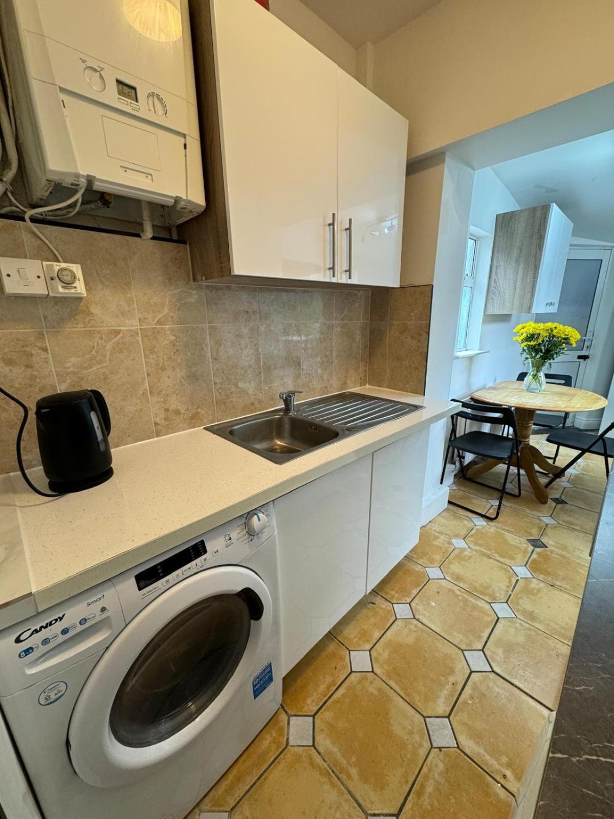 Nice Triple Room At 2 Iveragh Rd-7 Dublin Eksteriør bilde